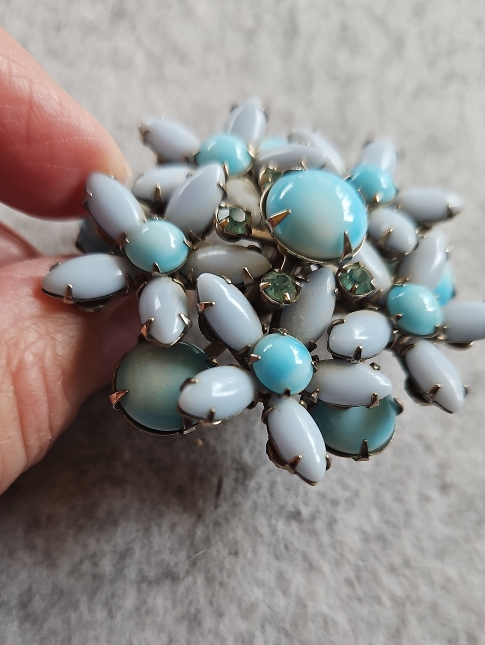 Vintage pale blue Gray marbleized Stones floral Spray brooch Gold Tone Prong - Picture 7 of 8